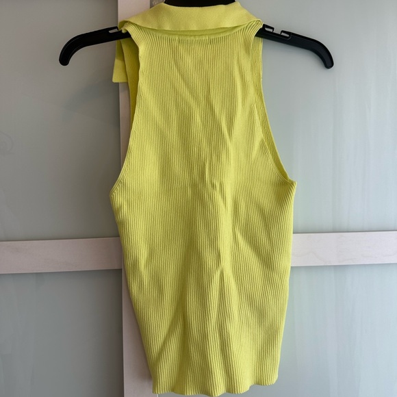 525 Yellow sleeveless collared top - Picture 2 of 3